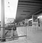 859329 Gezicht op het perron van het N.S.-station Den Helder te Den Helder.